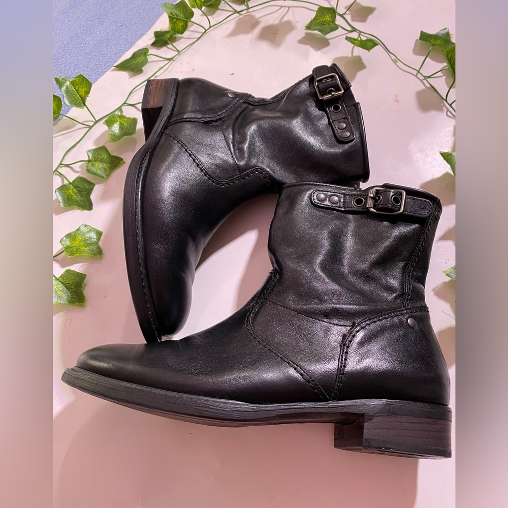PAUL Green Munchen black leather ankle boots with  stacked heel.